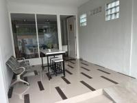 Habitación con mesa, sillas y suelo de baldosa. en Florens Inn, en Jetis