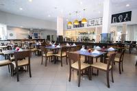 una sala da pranzo con tavoli e sedie in un ristorante di Grande Hotel da Barra a Salvador