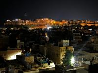 Nespecifikovaný výhled na destinaci Džaisalmér nebo výhled na město při pohledu z penzionu – hostince