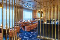 uma sala de conferências com uma mesa longa e cadeiras em W Aspen em Aspen