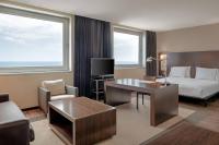 Televízia a/alebo spoločenská miestnosť v ubytovaní AC Hotel Barcelona Fórum by Marriott