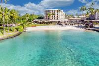 una vista aérea de una playa frente a un complejo en Courtyard by Marriott King Kamehameha's Kona Beach Hotel, en Kailua-Kona