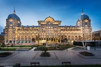 バクーにあるCourtyard by Marriott Bakuの広場付きの大きな建物
