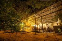 budynek oświetlony w nocy światłami w obiekcie Hotel Herb Garden w mieście Udawalawe