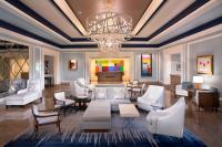 Una sala de estar con muebles blancos y una lámpara de araña. en The Henry, Autograph Collection, en Dearborn