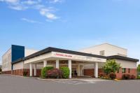 un gran edificio blanco con un centro comercial en Hampton Inn &amp; Suites Hershey, en Hershey