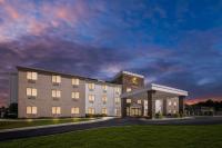 un gran edificio blanco con una torre de reloj. en Comfort Suites Cullman I-65 Exit 310, en Cullman