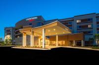 Un edificio de oficinas con un gran edificio en Courtyard by Marriott Columbus, en Columbus