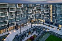 una vista aérea de un gran edificio de apartamentos en AC Hotel by Marriott Krakow, en Cracovia