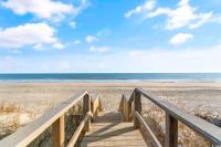 eine hölzerne Promenade, die zum Strand führt in der Unterkunft Shore Tails, LLC in Myrtle Beach
