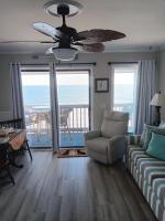 ein Wohnzimmer mit einer Couch und einem Deckenventilator in der Unterkunft Shore Tails, LLC in Myrtle Beach