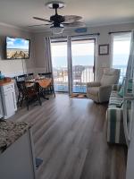 ein Wohnzimmer mit einer Couch und einem Tisch in der Unterkunft Shore Tails, LLC in Myrtle Beach