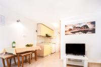 Televízia a/alebo spoločenská miestnosť v ubytovaní Apartment Ennio
