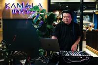 un homme debout devant un clavier et un ordinateur portable dans l'établissement Kamala Havana Hotel and Cafe, à Kamala Beach