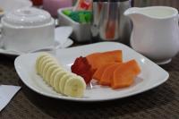 un plato blanco con fruta en una mesa en Hotel San Agustin Plaza, en Latacunga