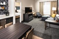 ein Hotelzimmer mit einem Wohnzimmer mit einem Sofa und einem Tisch in der Unterkunft Residence Inn Las Vegas South&#47;Henderson in Las Vegas