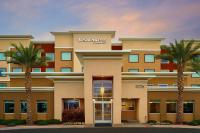 ein Gebäude mit Palmen davor in der Unterkunft Residence Inn Las Vegas South&#47;Henderson in Las Vegas
