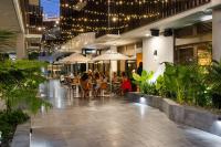 un groupe de personnes assises à des tables dans un bâtiment dans l'établissement Jonson Lane Apartments, à Byron Bay