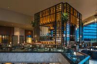 um restaurante com mesas e cadeiras em um prédio em Renaissance Hong Kong Harbour View Hotel em Hong Kong