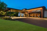 un edificio con una entrada delante de él en Courtyard by Marriott Lincroft Red Bank, en Red Bank