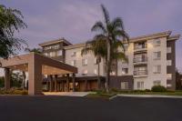 un hotel con una palmera delante en Courtyard Ventura Simi Valley, en Simi Valley