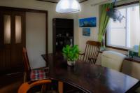 een eettafel met een potplant erop bij とまりぎ自然塾TOMARIGI Nature School in Yugawara