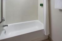 Courtyard by Marriott Myrtle Beach Broadwayにあるバスルーム