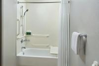 Courtyard by Marriott Myrtle Beach Broadwayにあるバスルーム