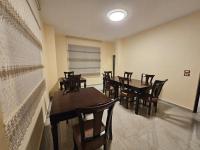 Ramses Tafilah Lodge نزل رمسيس الطفيلة في الطفيلة: غرفة طعام مع طاولات وكراسي خشبية