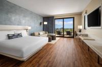 AC Hotel by Marriott Maui Waileaにあるベッド