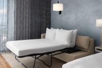AC Hotel by Marriott Maui Waileaにあるベッド