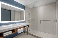 AC Hotel by Marriott Maui Waileaにあるバスルーム