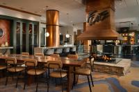 cocina con mesa, sillas y chimenea en Renaissance Boulder Flatiron Hotel, en Broomfield