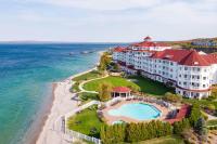 una vista aérea de un resort en la playa en Inn at Bay Harbor, Autograph Collection, en Petoskey