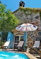 Bazén v ubytovaní Villa Festina Lente - cosy & authentic villa with private heated pool alebo v jeho blízkosti