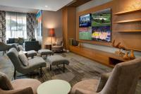 コートヤード バイ マリオット マウイ カフルイ エアポートにあるテレビまたはエンターテインメントセンター