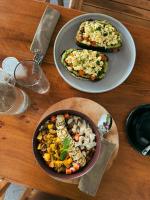 阿杭格默Omnia Hostel的餐桌,有两盘食物和一碗蔬菜