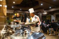 um grupo de chefs a preparar comida num restaurante em Al Dora Resort All Inclusive Hotel em Hurghada