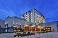 un edificio con un coche aparcado delante en Courtyard by Marriott Madurai, en Madurai