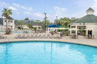 默特尔比奇Sheraton Broadway Resort Villas的一个带桌椅的度假村游泳池