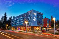 un edificio con un cartel en una calle de la ciudad en Aloft Seattle Redmond, en Redmond