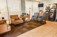 Ein Sitzbereich in der Unterkunft Days Inn by Wyndham Cocoa Beach Port Canaveral
