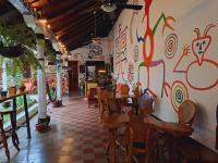 Un restaurante con mesas y sillas y una pared cubierta de grafitis. en Cueva Nica, en Granada
