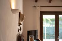 A television and/or entertainment centre at Villa con piscina Cala Morell