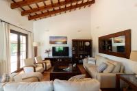 A television and/or entertainment centre at Villa con piscina Cala Morell