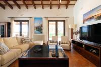 A television and/or entertainment centre at Villa con piscina Cala Morell
