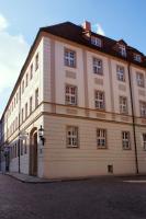 un gran edificio blanco con planta Aveth en Hotel Am Obermarkt, en Freiberg