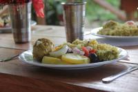 伊基托斯PuraChata Ecolodge的餐桌上放着一盘饭和蔬菜的食物