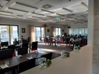 Un restaurante con mesas y sillas en una sala. en Stockmans Motel, en Tamworth