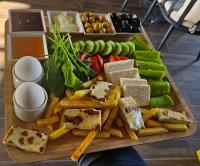 een dienblad met verschillende soorten kaas en groenten bij Lacasita Urla in Urla